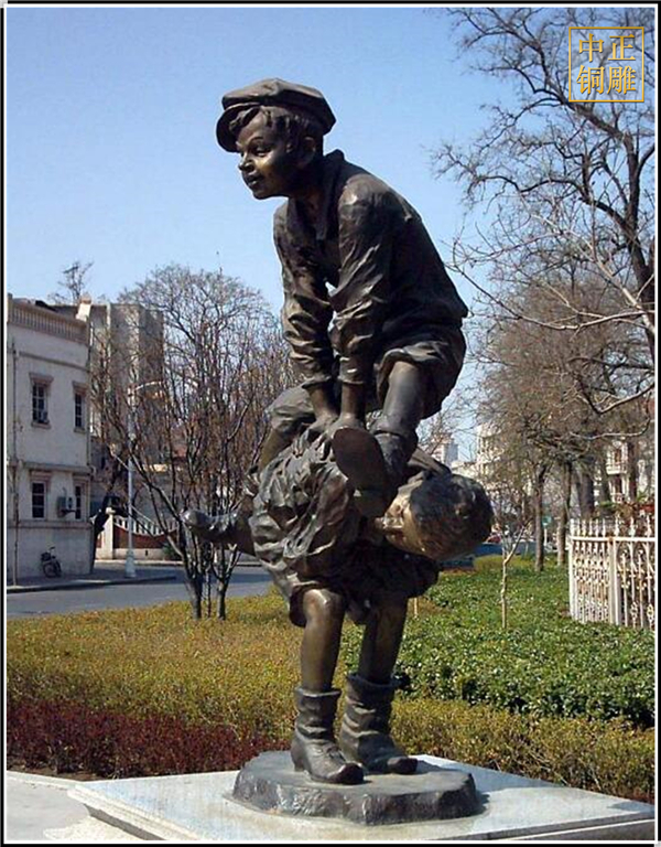 兩個小男孩跳背人物銅雕塑.jpg 兩個小男孩跳背人物銅雕塑.jpg