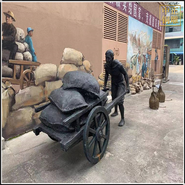 仿銅創意推車人物銅雕塑.jpg 仿銅創意推車人物銅雕塑.jpg