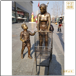 室外商場門前推購物車銅雕塑 