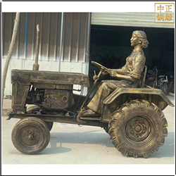 女子開(kāi)拖拉機(jī)人物雕塑